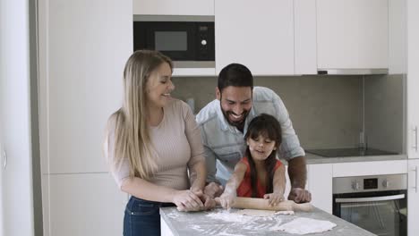 Una-Pareja-Familiar-Alegre-Y-Un-Niño-Pequeño-Aplicando-Harina-En-Las-Caras.