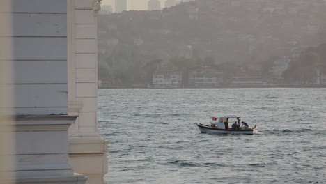 Türkisch-Gekennzeichnetes-Motorboot,-Das-Auf-Dem-Welligen-Marmarameer-Des-Istanbuler-Bosporus-Zwischen-Den-Kontinenten-Bei-Sonnenuntergang-Segelt