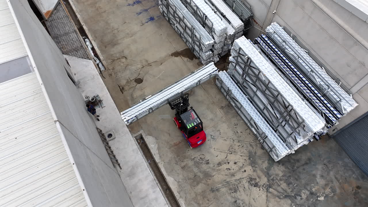 elevador de horquilla que mueve marcos de pvc en las instalaciones de producción