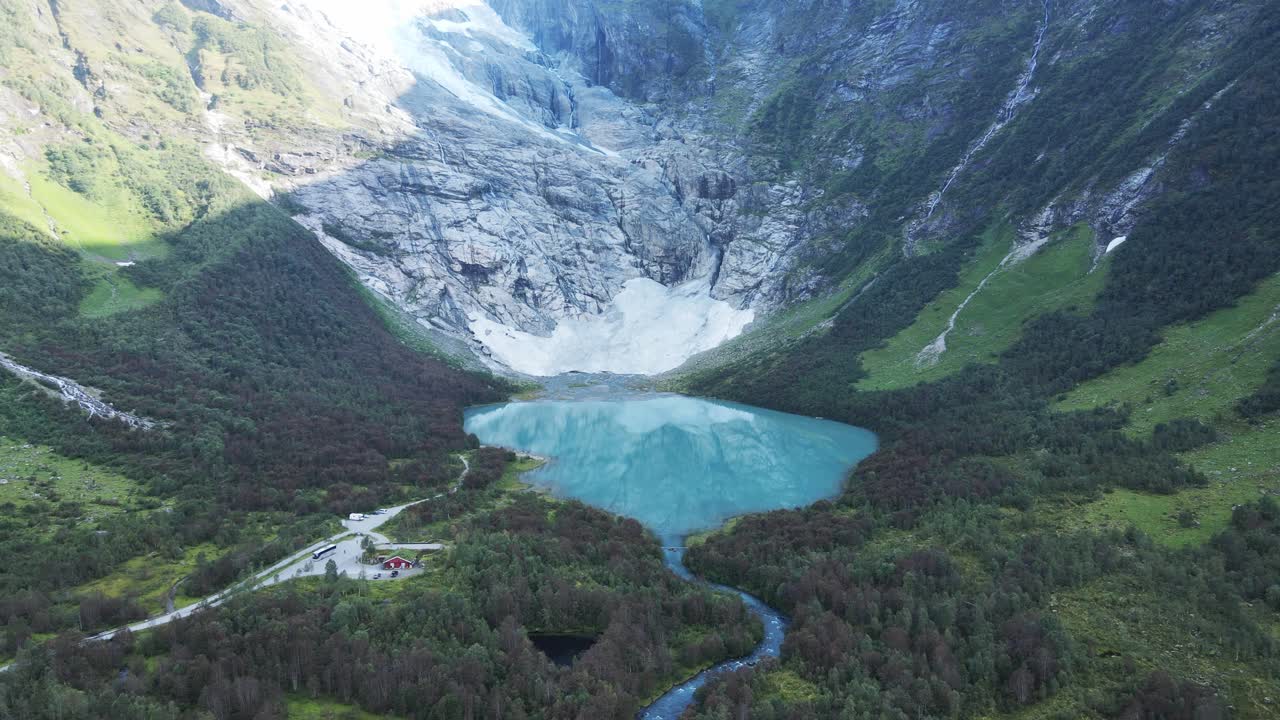 Boyabreen-jäätikkö ja sen alapuolella oleva järvi Norjassa