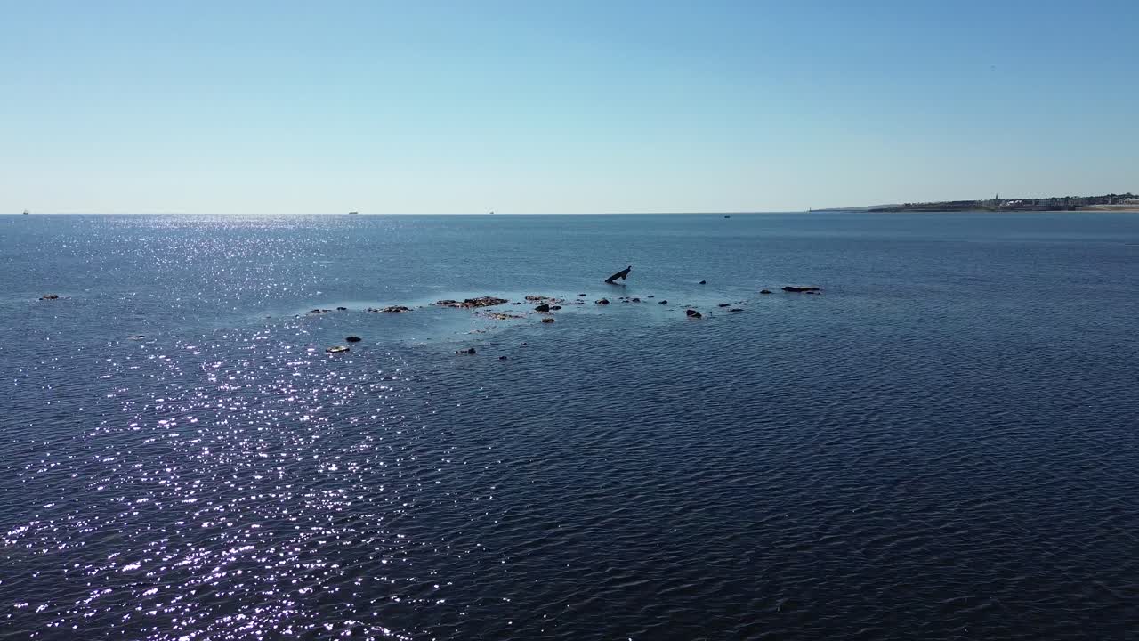 평온 한 바다 에서 어 나온 은 배 잔해 의 금속 부분 들