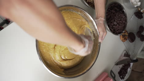 fotografía cenital de la mezcla de masa para galletas en la cocina con una espátula para hornear