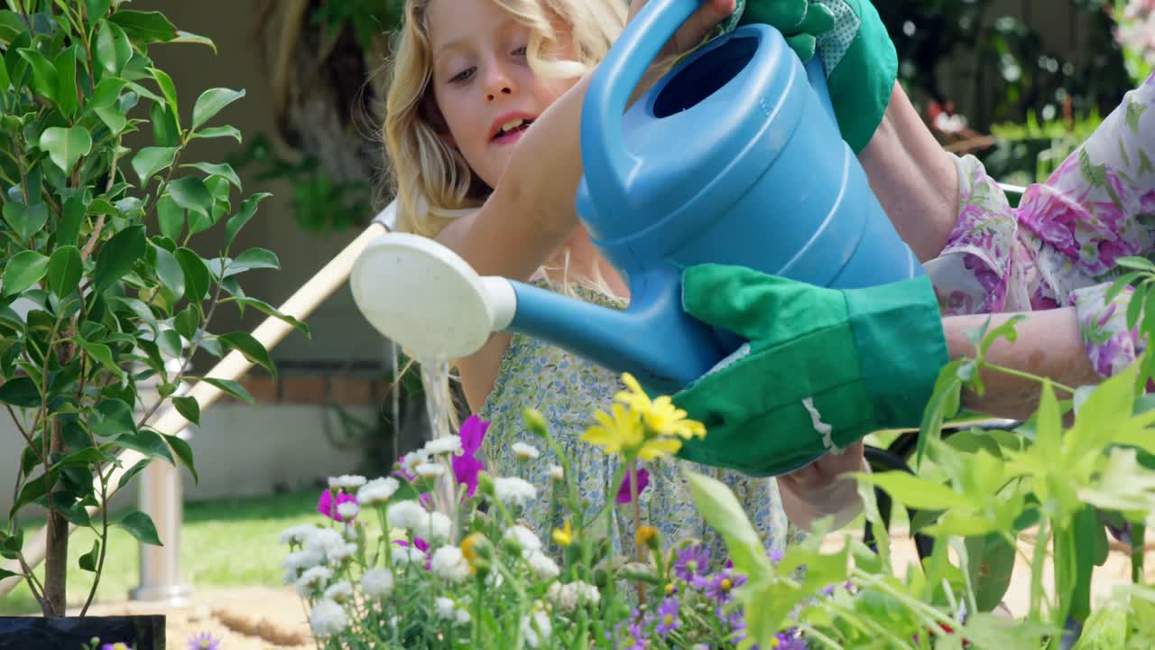abuela y nieta haciendo jardinería