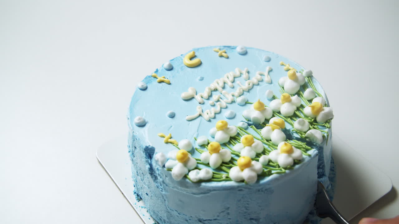 cerrar el pastel de cumpleaños en un plato blanco delicioso pastel favorito