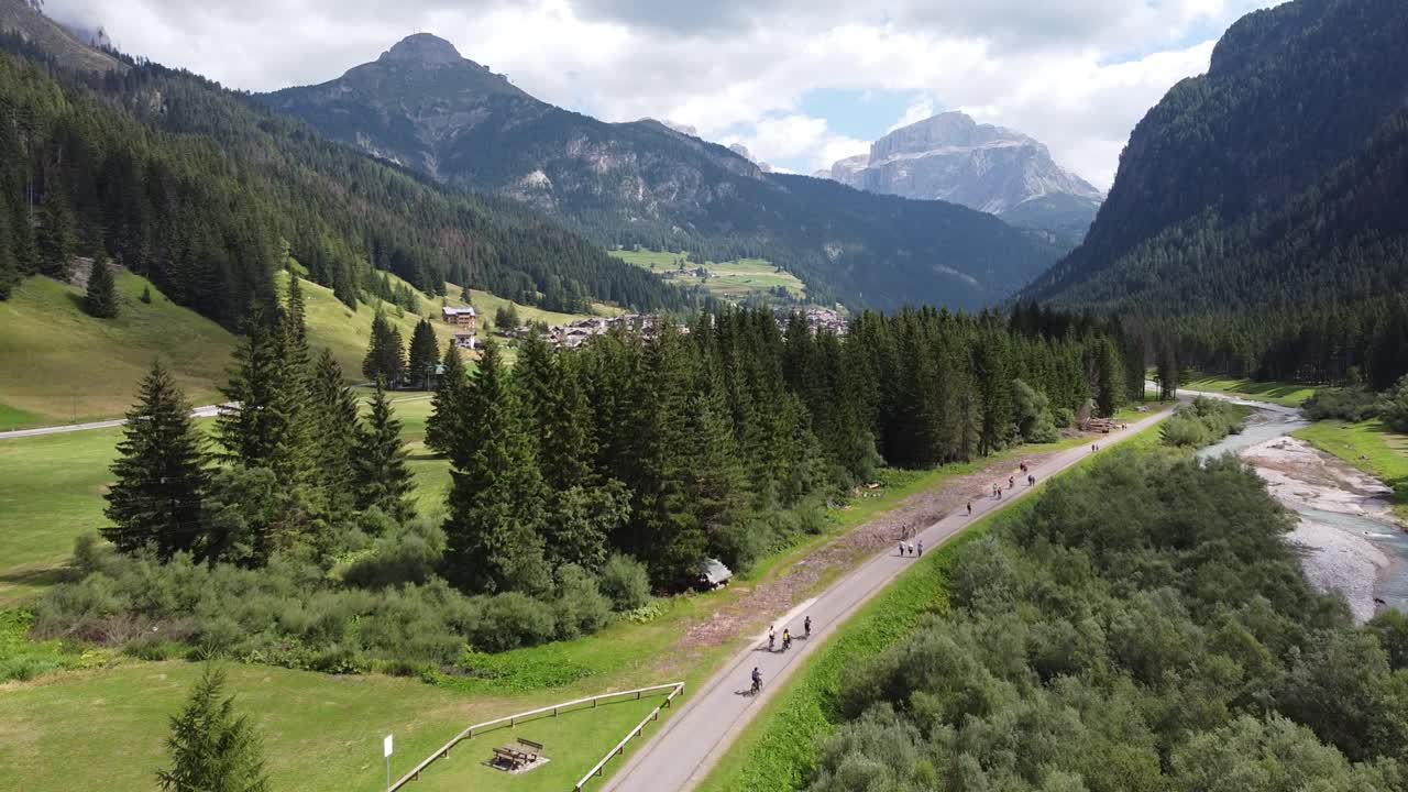 trentino, dolomites, italy의 val di fassa - 자전거 관광객과 푸른 산 계곡의 공중 무인 항공기 전망