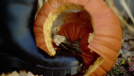 halloween jack-o'-lantern siendo aplastado por una bota negra