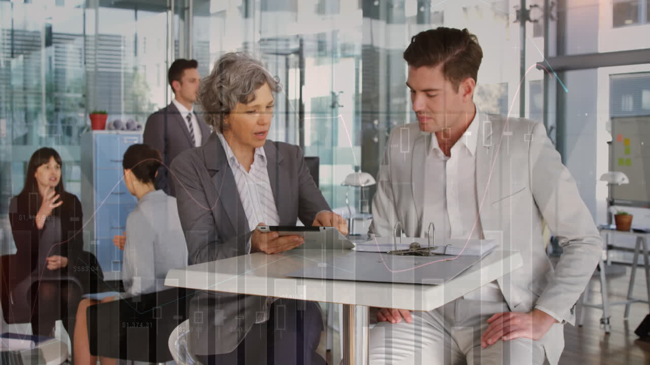 animación de múltiples gráficos, números sobre compañeros de trabajo caucásicos discutiendo informes en una tableta digital
