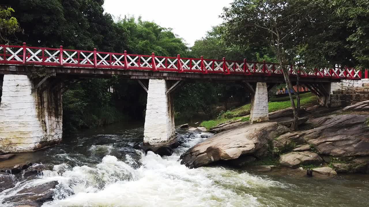 toma panorámica de izquierda a derecha de un puente en pirenopolis, brasil