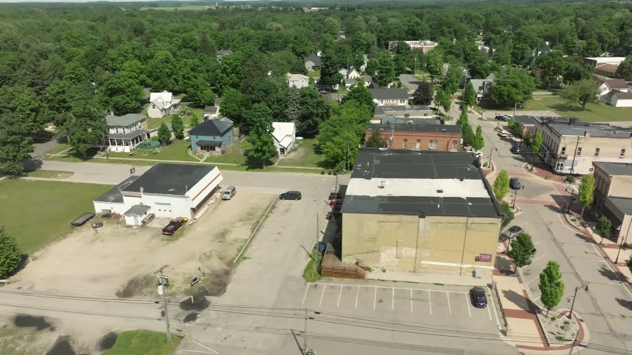 howard city, centro de michigan con video de avión no tripulado moviéndose de izquierda a derecha
