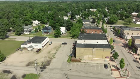 Howard-City,-Michigan,-Centro-De-La-Ciudad-Con-Video-De-Drones-Moviéndose-De-Izquierda-A-Derecha