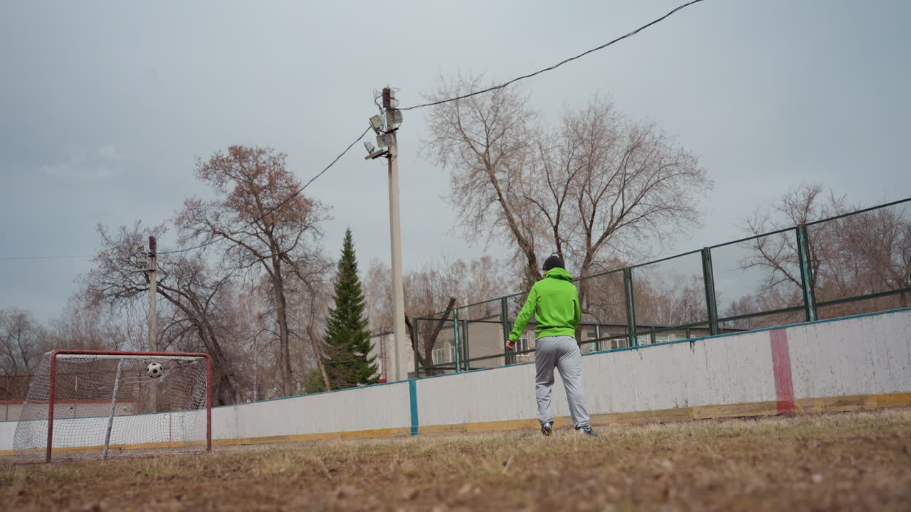 Jugador realiza un pase rápido, participante de deportes activos realiza un lanzamiento preciso y extendido con fuerza, atleta dinámico ejecuta rápidamente un pase controlado de larga distancia con fuerza y precisión