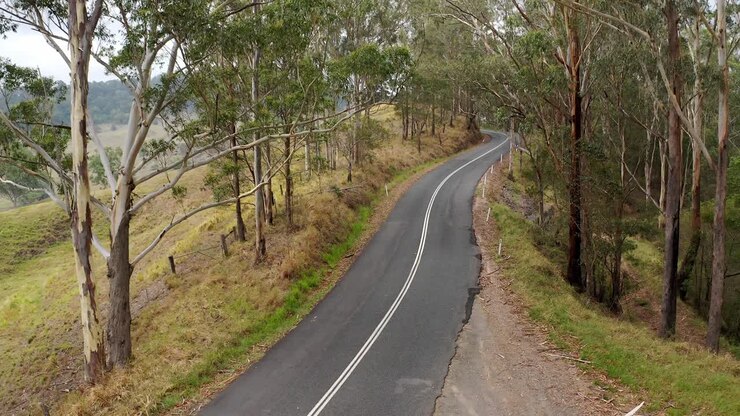 Strada tortuosa deserta attraverso una foresta montana nella regione di Sunshine Coast, Queensland, Australia