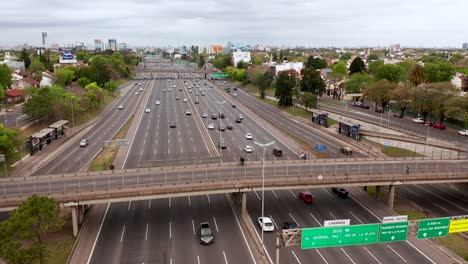 un dron cinematográfico disparó desde arriba a un tipo que montaba en bicicleta sobre un puente en la famosa carretera panamericana