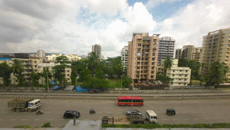 Hermoso-Clima-Con-Vista-A-La-Ciudad-Desde-La-Parte-Superior-Del-Tren-Del-Metro-Vista-De-Pájaro-Tiro-De-Seguimiento-India-Mumbai-Maharashtra