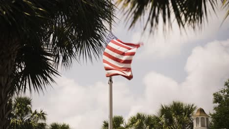 USA-Flagge-Flattert-Im-Wind-Mit-Hellem-Himmel-Und-Tropischen-Bäumen