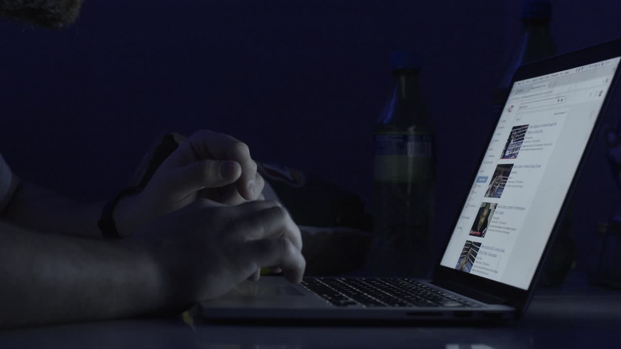 persona navegando por el portátil por la noche