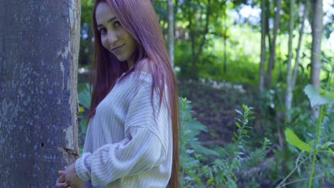cerrar vista descendente de una chica de cabello rojo en un parque boscoso en una isla tropical