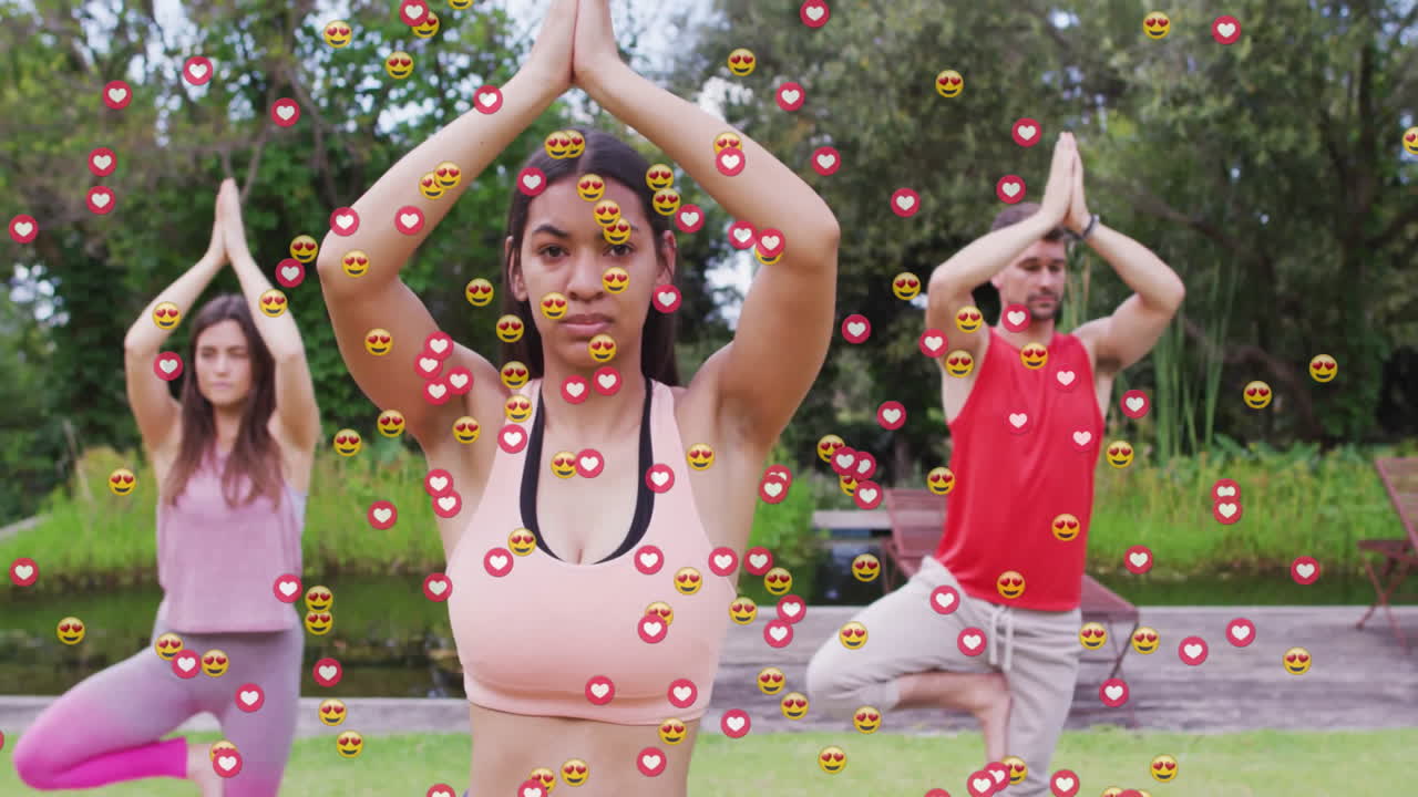 animación de iconos de los medios sobre diversos amigos haciendo ejercicio en el jardín