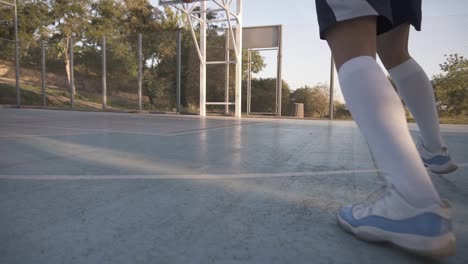 Low-Winkel-Aufnahmen-Einer-Professionellen-Basketballspielerin-In-Aktion