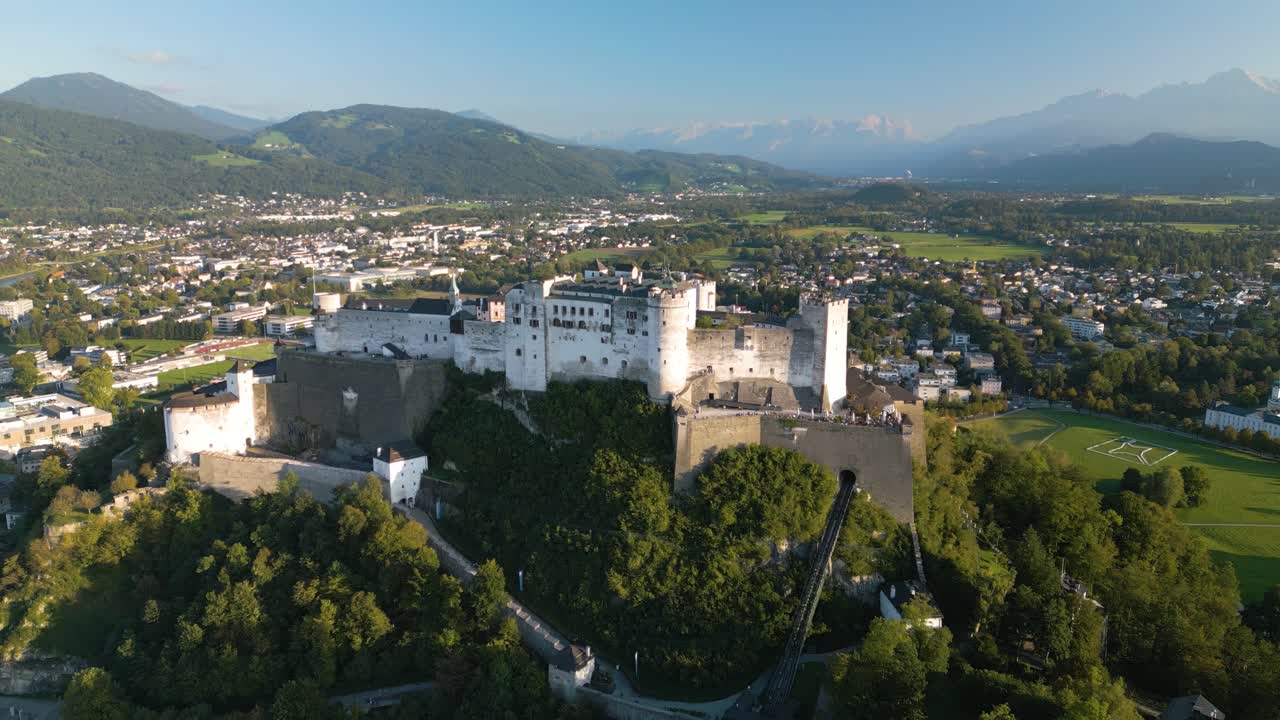 drone disparado hacia adelante sobre la fortaleza de hohensalzburg en austria