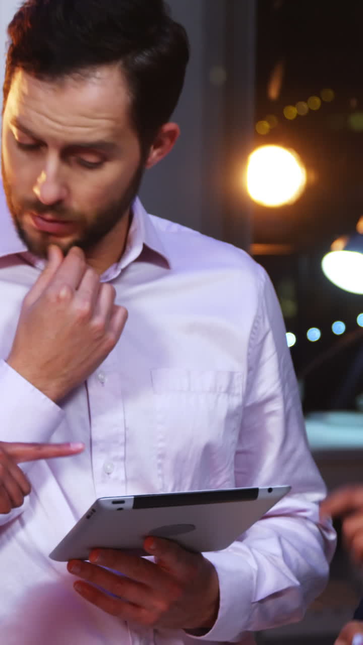 hombres de negocios que usan tabletas digitales