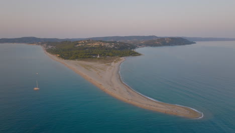 vista aérea de una hermosa playa de arena y costa