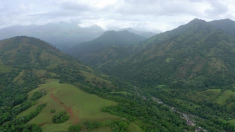 Panorámica-De-Bonao,-Entre-Las-Verdes-Montañas,-Cielo-Nublado,-Río-Al-Fondo