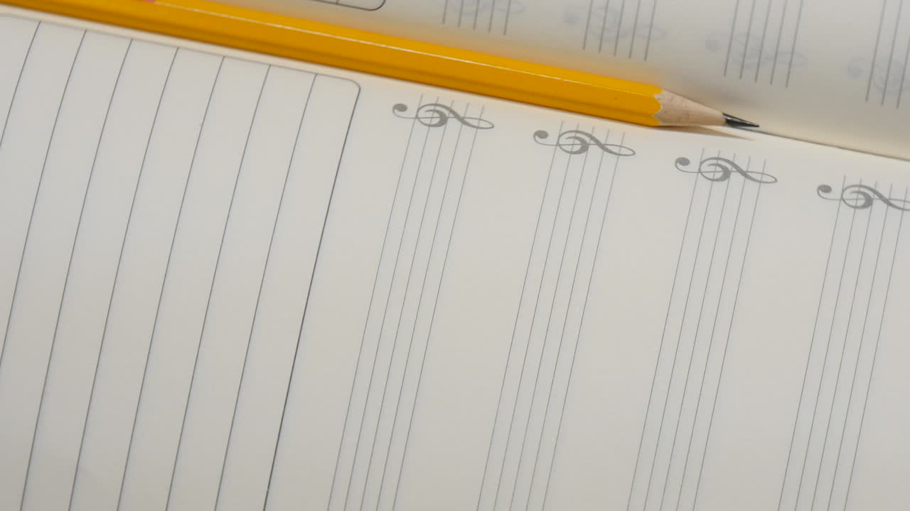 lápiz en el libro de notas de música en rotación