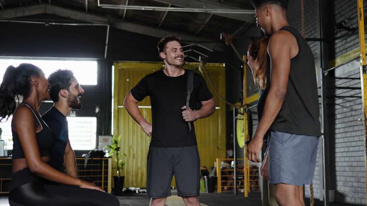 친구 들 이 체육관 휴식 을 즐기고 있다