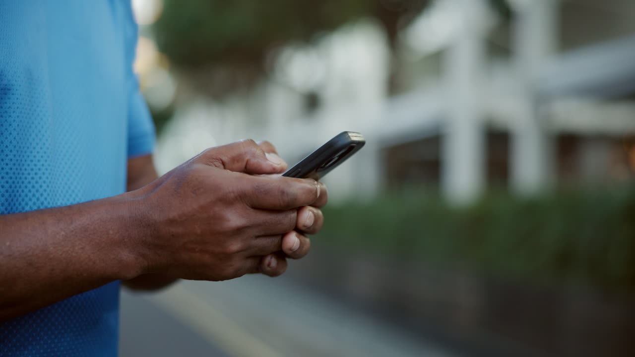 Mani che usano un telefono cellulare