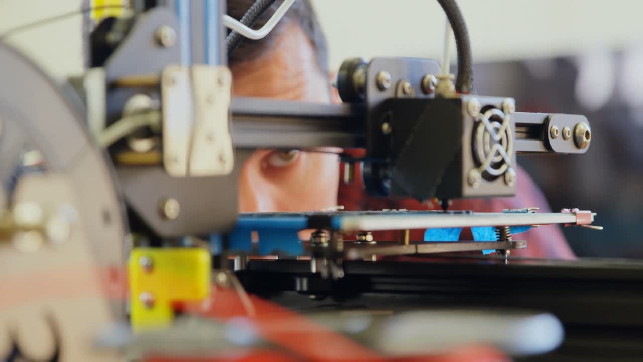 mecánico usando la máquina de matriz en la mesa 4k