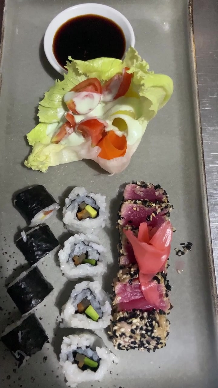 Piatto misto di sushi con tonno scottato e insalata fresca