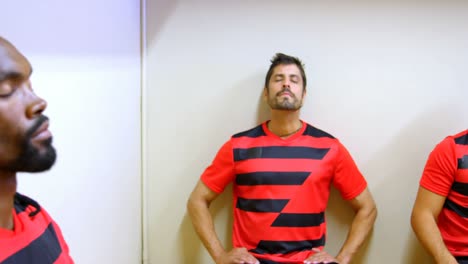atletas tensos sentados en el vestuario 4k