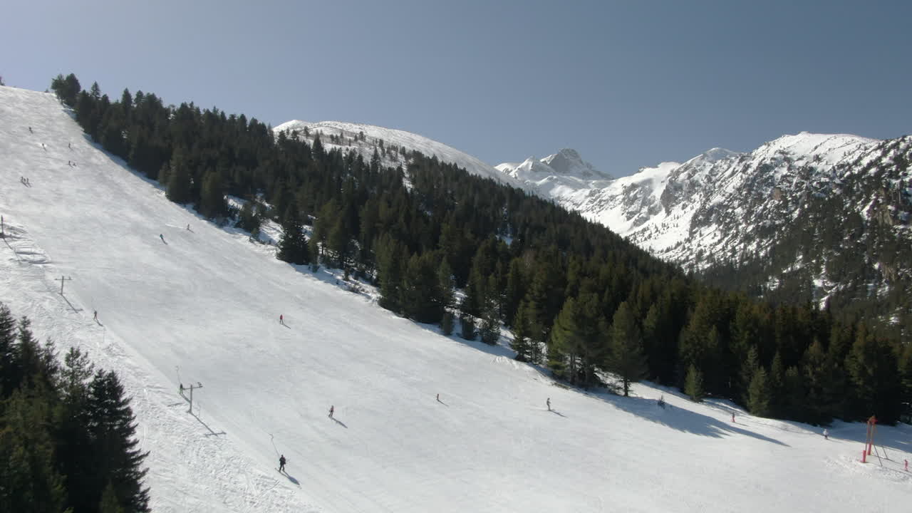 tiro de drone de pico nevado y pista de esquí en malyovitsa en bulgaria