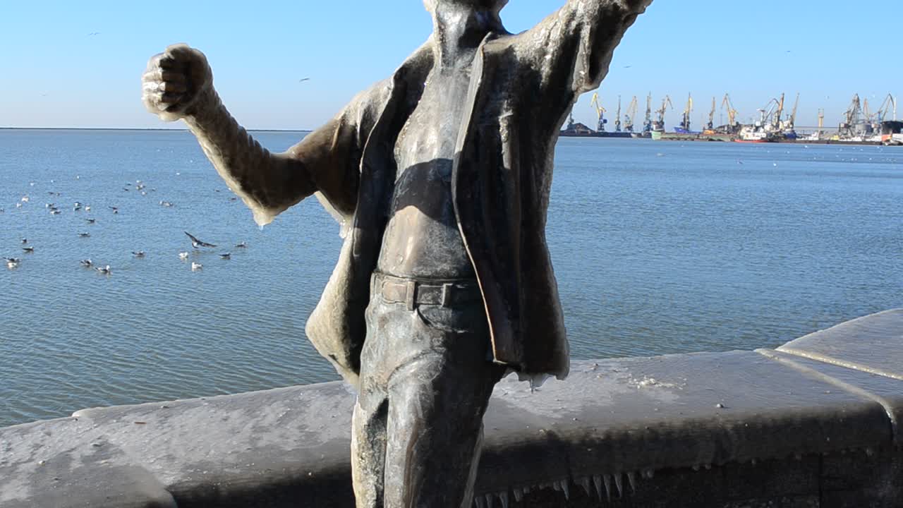 Riprese in inverno. Il monumento ghiacciato al pescatore