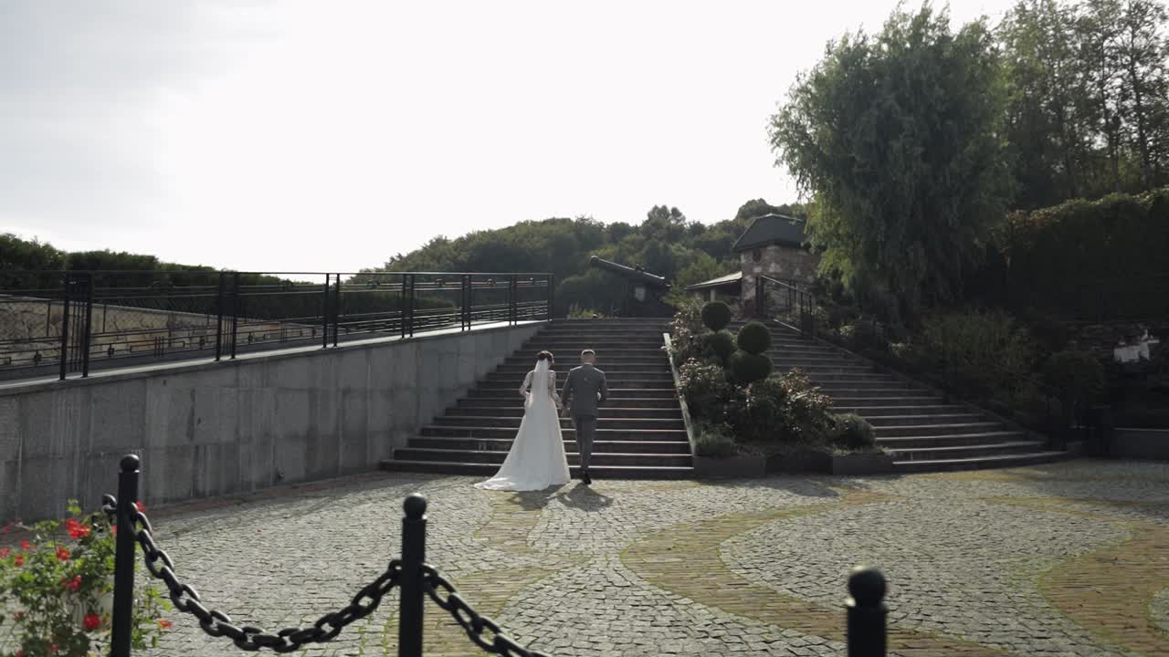 신랑 과 신부 가 결혼식 에서 계단 을 올라가고 있다