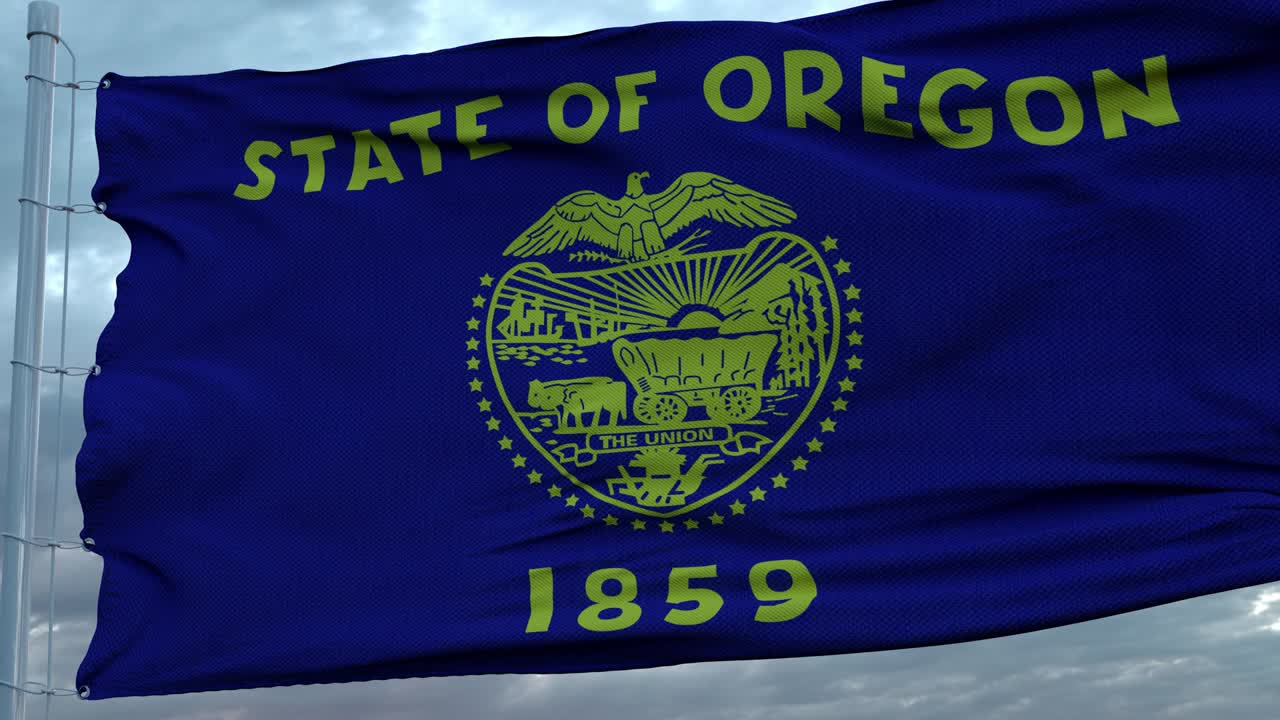 오리건의 발은 깊은 아름다운 구름 하늘에 대항하여 바람에 흔들리고 있습니다.