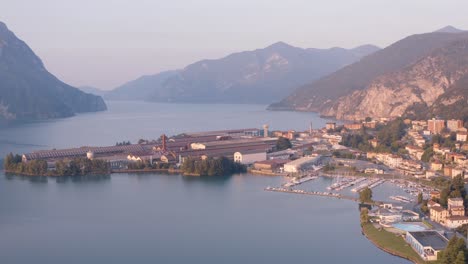 maravillosa vista aérea del puerto lovere, panorama del lago iseo, lombardía italia