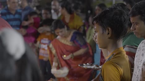 Nahaufnahme-Von-Menschen,-Die-Das-Hinduistische-Holi-Fest-Mit-Lagerfeuer-In-Mumbai,-Indien,-Feiern-7