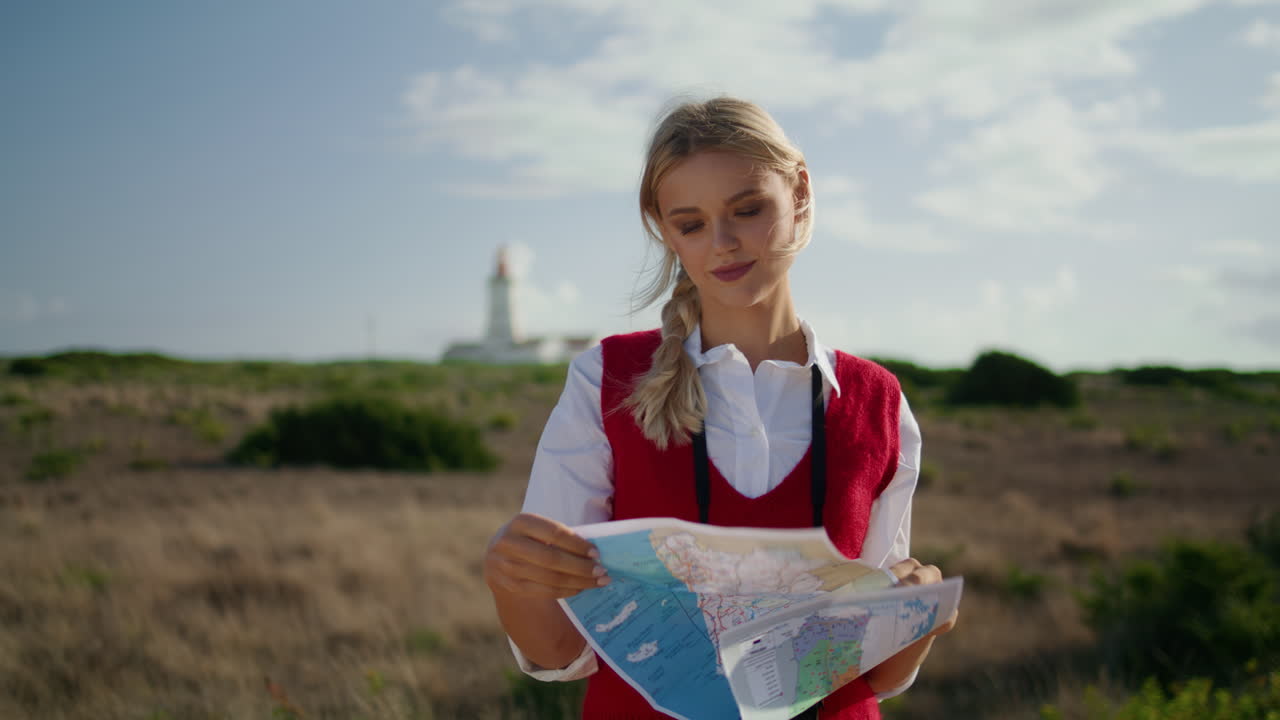 вовлеченный путешественник исследует карту на открытом воздухе. вертикальная леди проверяет маршрут