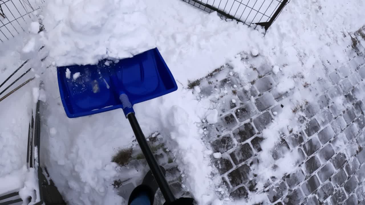 POV: sneskovlning af fliser, vinterarbejde, udendørs aktivitet