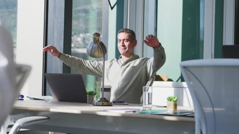 mann, der computer im büro benutzt