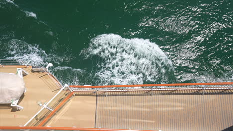 barco que genera olas en la balsa con vista superior del océano