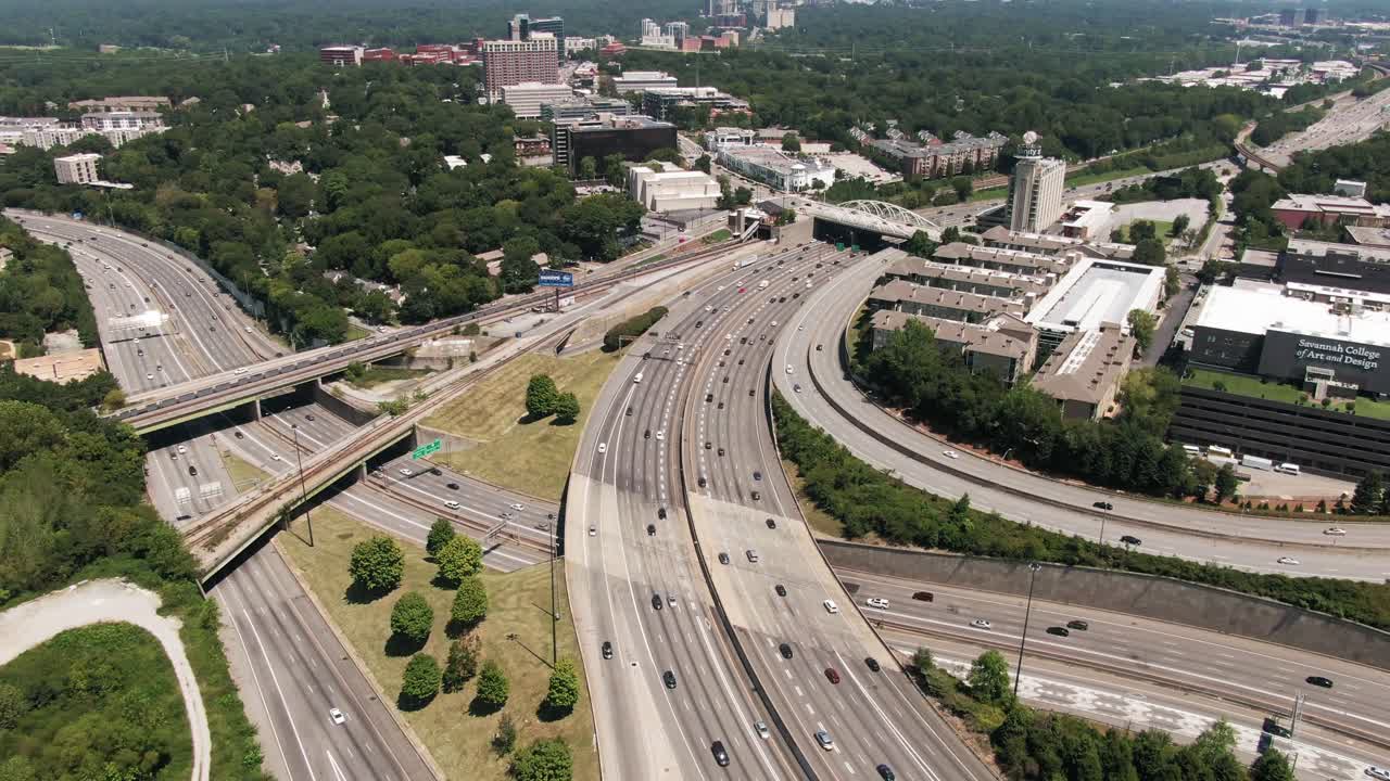 조지아 주 애틀랜타의 활기찬 도시 풍경을 탐험해 보세요.