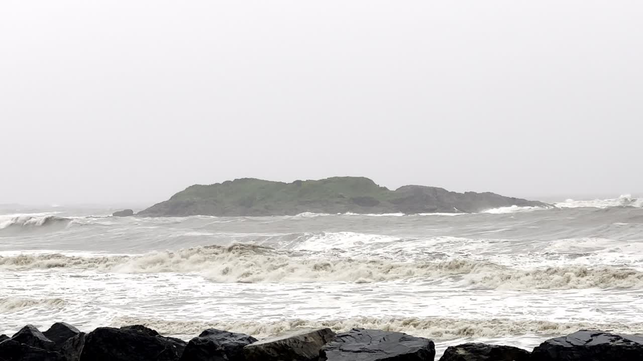 작은 섬 위에서 폭풍우가 불었습니다.