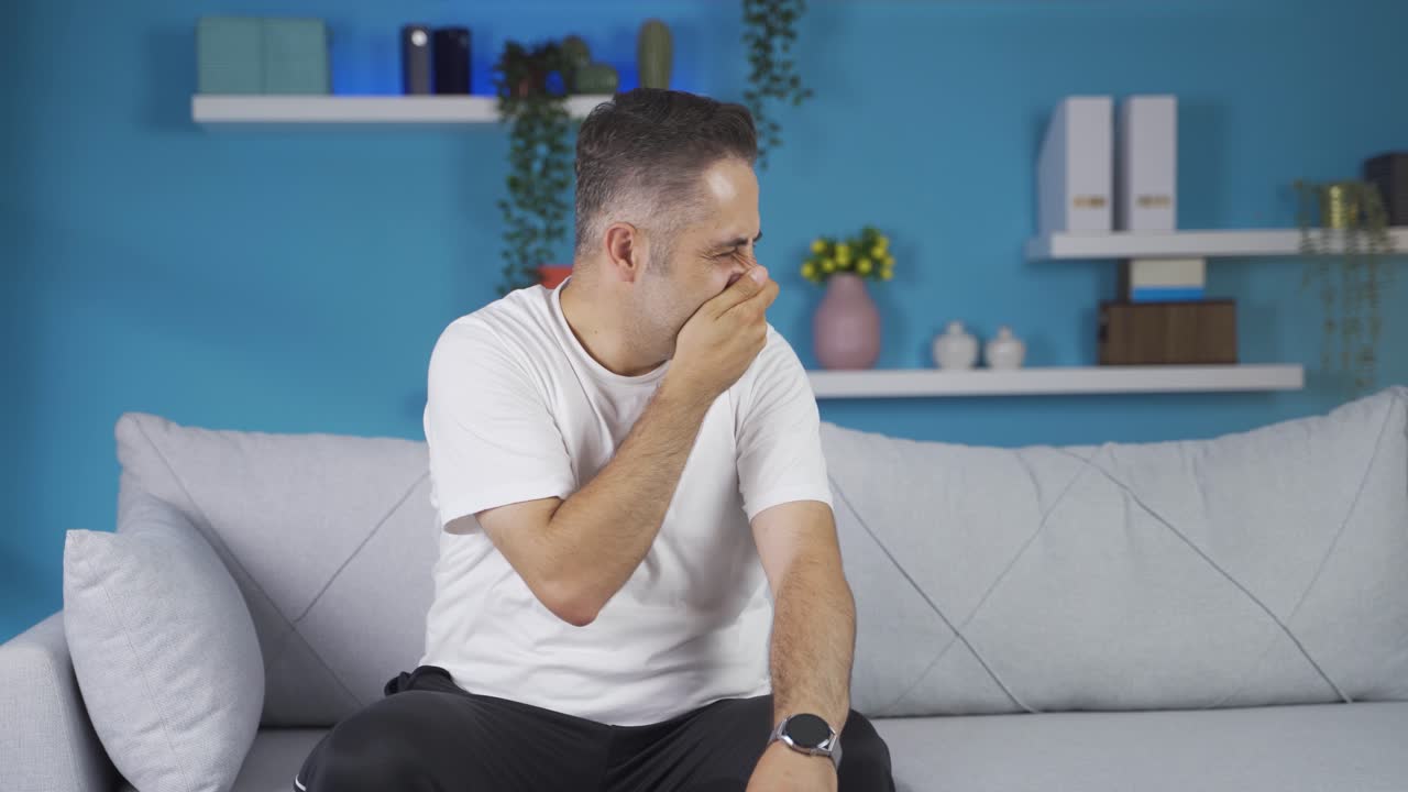 el hombre que huele mal olor está perturbado y disgustado.