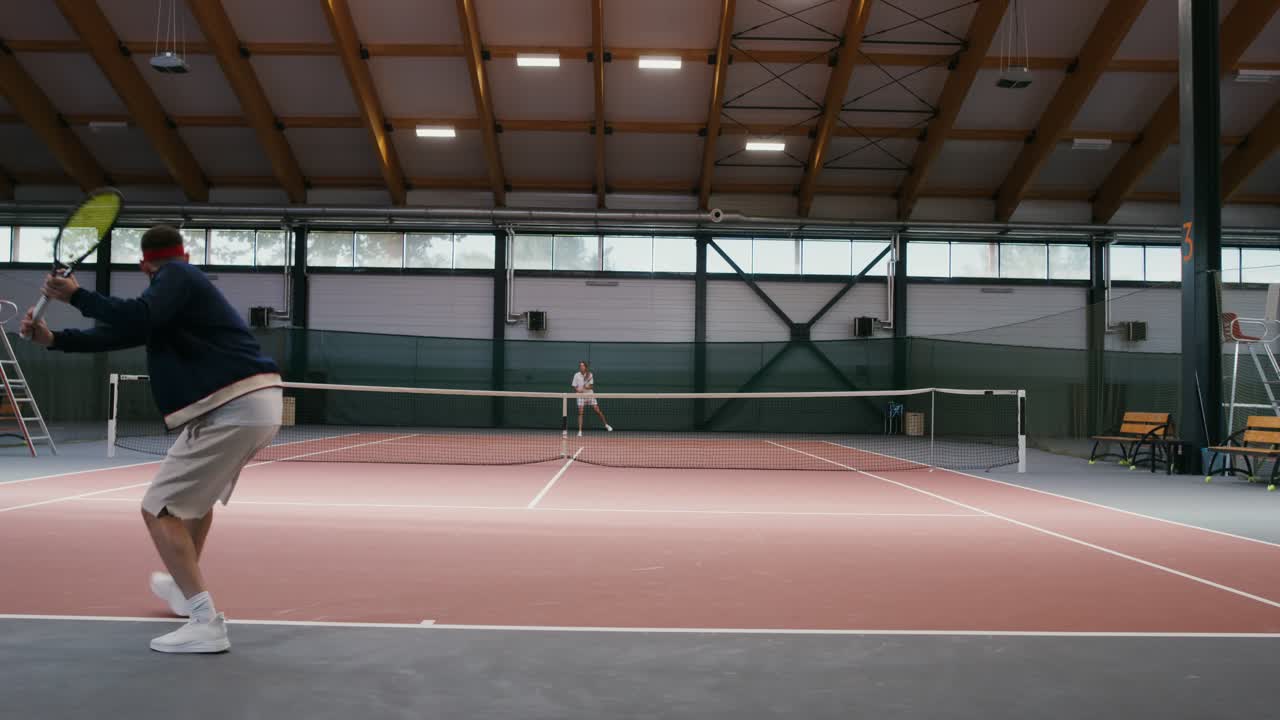 partido de tenis en interiores