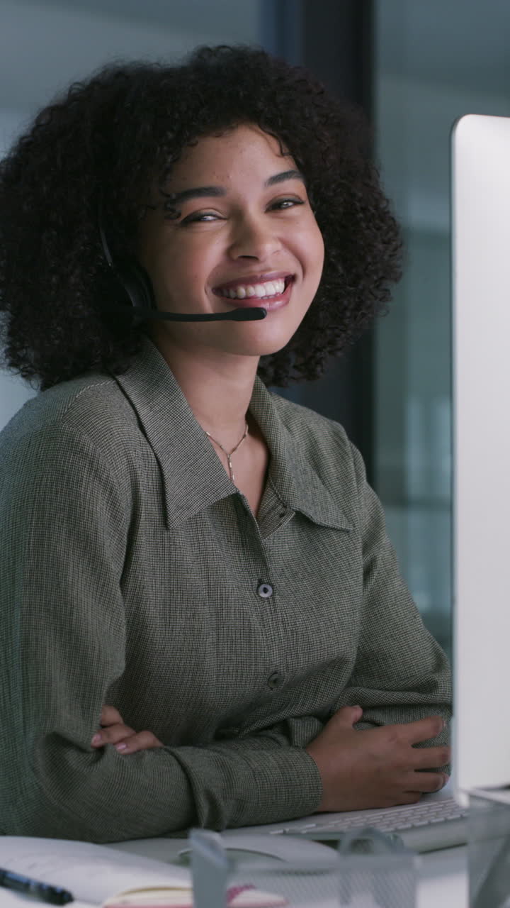 Agente del servizio clienti sorridente che indossa le cuffie in ufficio