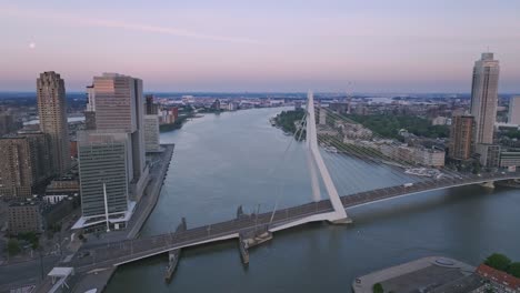 Vuelo-Con-Drones-Sobre-El-Maas-En-Rotterdam-Hacia-El-Puente-Erasmus,-Por-La-Mañana