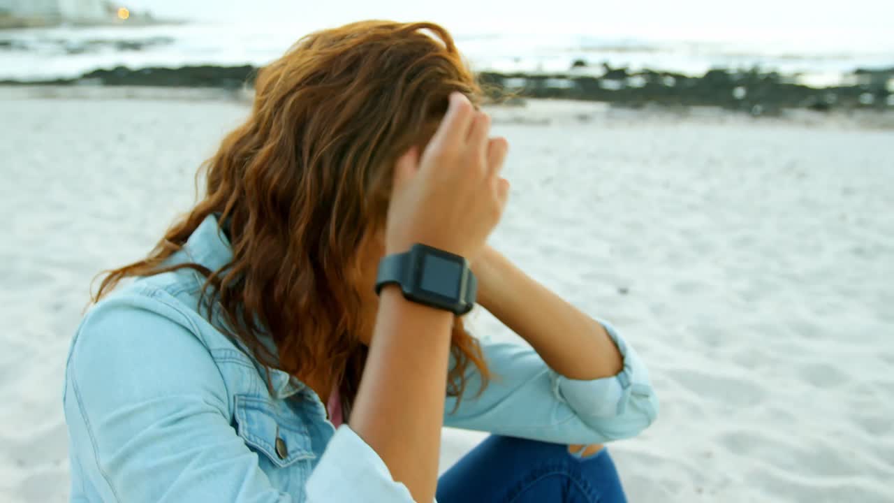 Mulher relaxando na praia ao entardecer 4K